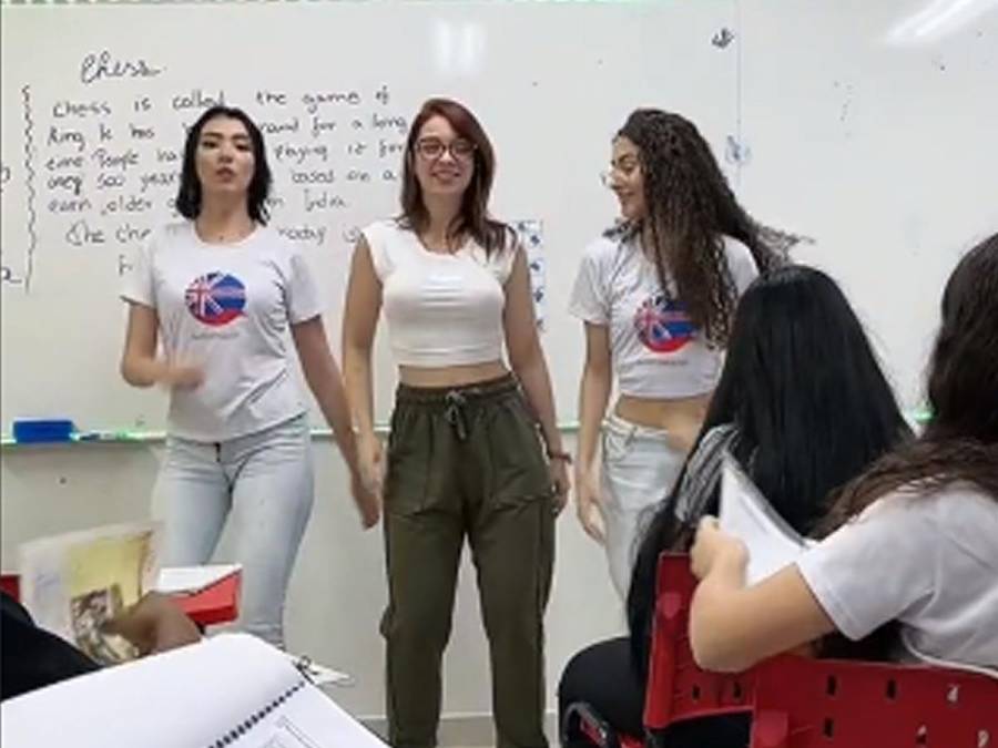 De acuerdo a lo que se especula en redes sociales, las autoridades del colegio en el que trabajaba dando clases de inglés, decidieron terminar su contrato por los videos que grababa en la red social, ya que muchos de ellos se volvieron fenómenos virales.