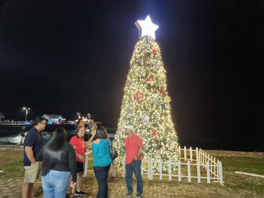 Junto al mar luce un imponente árbol navideño, en donde las familias disfrutan y se llevan un recuerdo con una instantánea. 