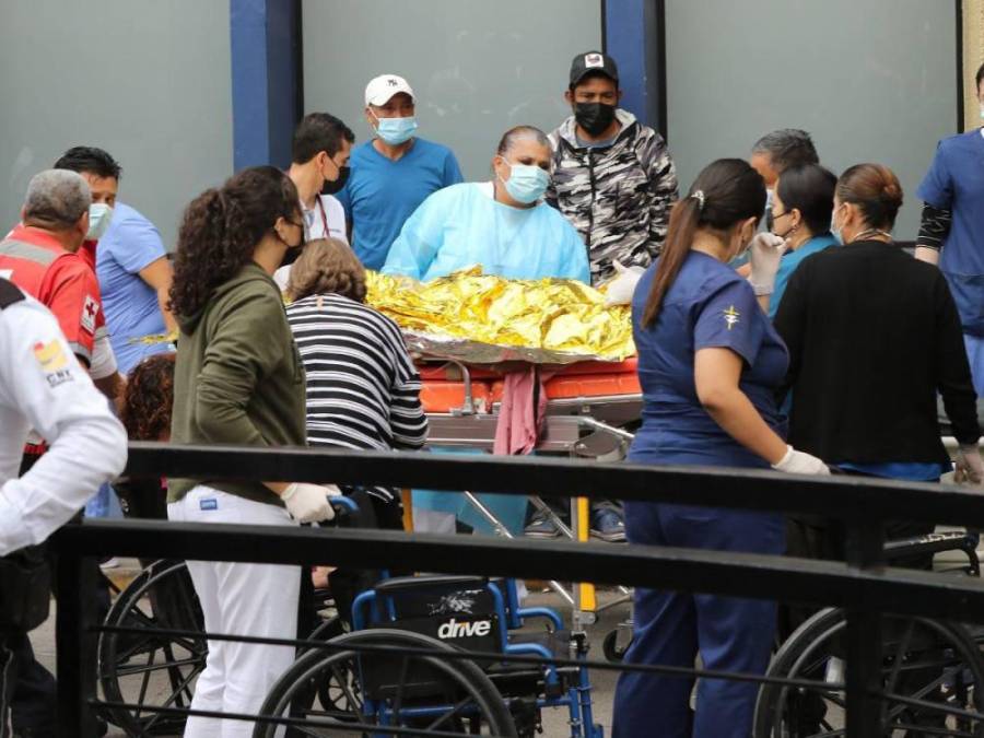El Hospital Escuela de Tegucigalpa, capital de Honduras, se encuentra en alerta máxima al recibir las primeras ambulancias que trasladaron a los heridos.