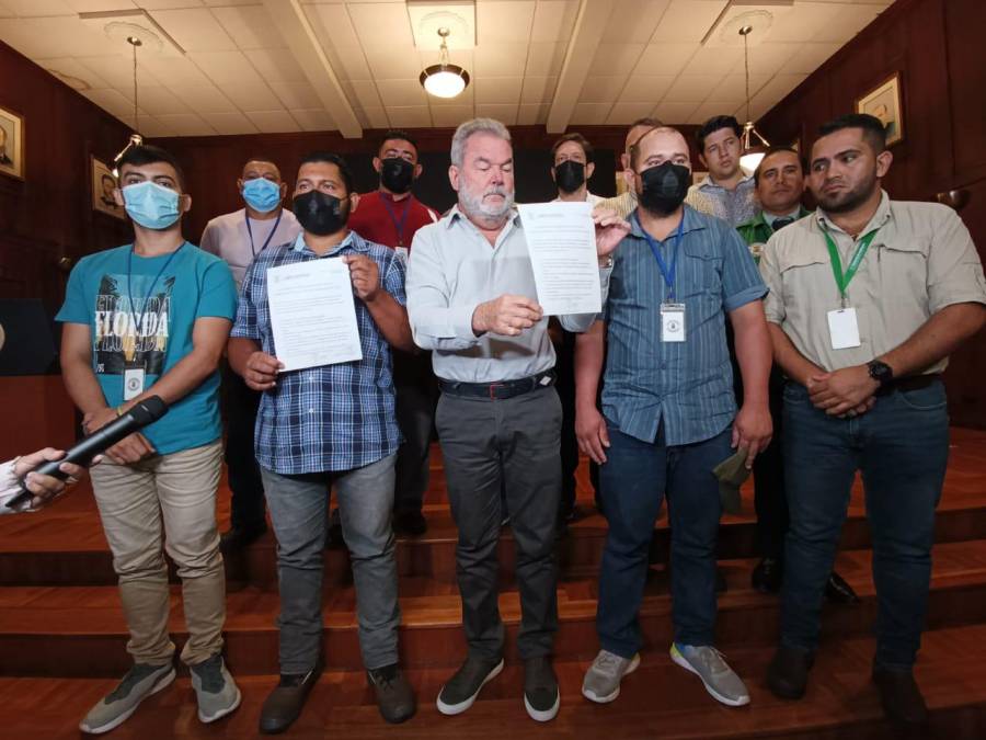 Elmer Vigil, representante de los lavadores, dijo que se han sentido bien recibidos y le dijo la alcalde que asumirán las peticiones y que “pueden seguir poniendo piedras para que la actividad en los bordos no crezca”.