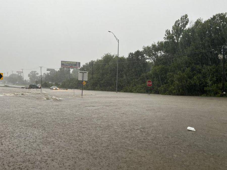 Imágenes en redes sociales mostraron carreteras inundadas tras las fuertes lluvias que continúan este lunes.