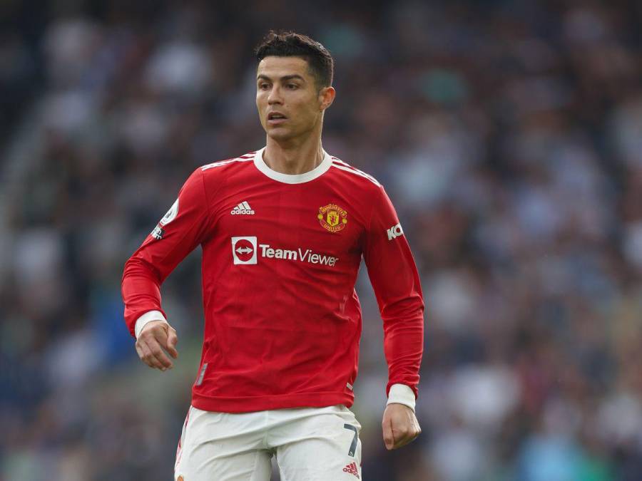 Cristiano Ronaldo - El ex jugador del Liverpool, Jamie Carragher, ha sido muy crítico con CR7 toda la temporada, tanto que casi parece algo personal contra el astro luso. Aun así, y con la llegada del holandés Erik Ten Hag al banquillo de Old Trafford, el ahora comentarista le sugiere algo clave para el futuro del Manchester United: deshacerse de Cristiano Ronaldo.”No puede empezar el próximo curso con un delantero que va a cumplir 38 años”, afirma Carragher, quien insiste en que si ficha a un jugador con posibilidades de dejarlo en el banquillo, el portugués puede convertirse en un problema sin no juega todas las semanas.