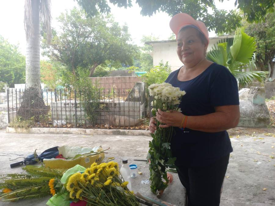 Sampedranos llevan flores y serenatas a sus madres fallecidas