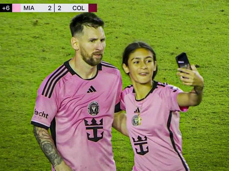 La chica venezolana se tomó una selfie con Messi.