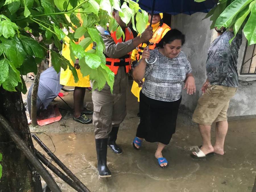 En Choloma, Cortés, vecinos de la aldea Río Bijao, colonia Mario Gonzáles y barrio Abajo, pidieron auxilio a los miembros del Cuerpo de Bomberos para evacuar sus casas.
