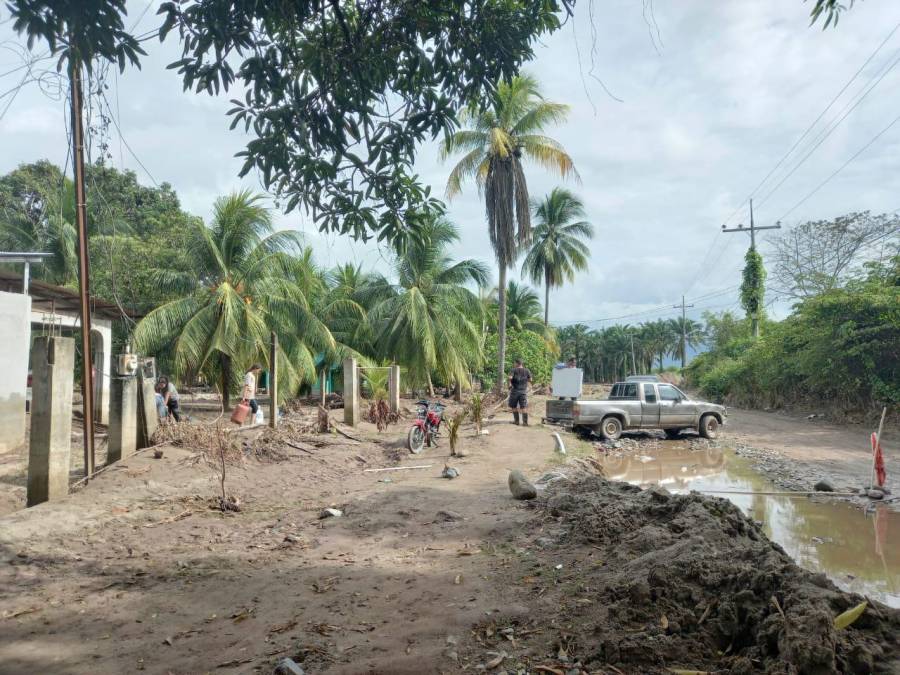 Las calles de acceso son otro problema debido a los daños que sufren por las inundaciones. 