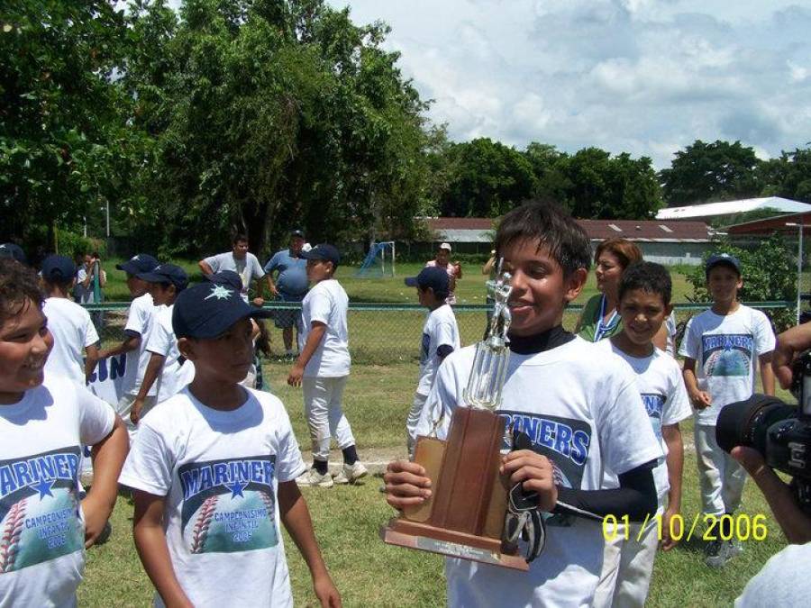 Mauricio Dubón con su primer título. En el 2006 con Marineros de la Lima. 