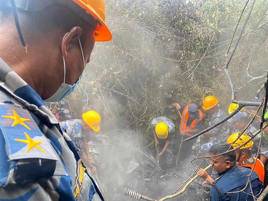 Helicóptero choca contra antena de radio y deja cuatro muertos
