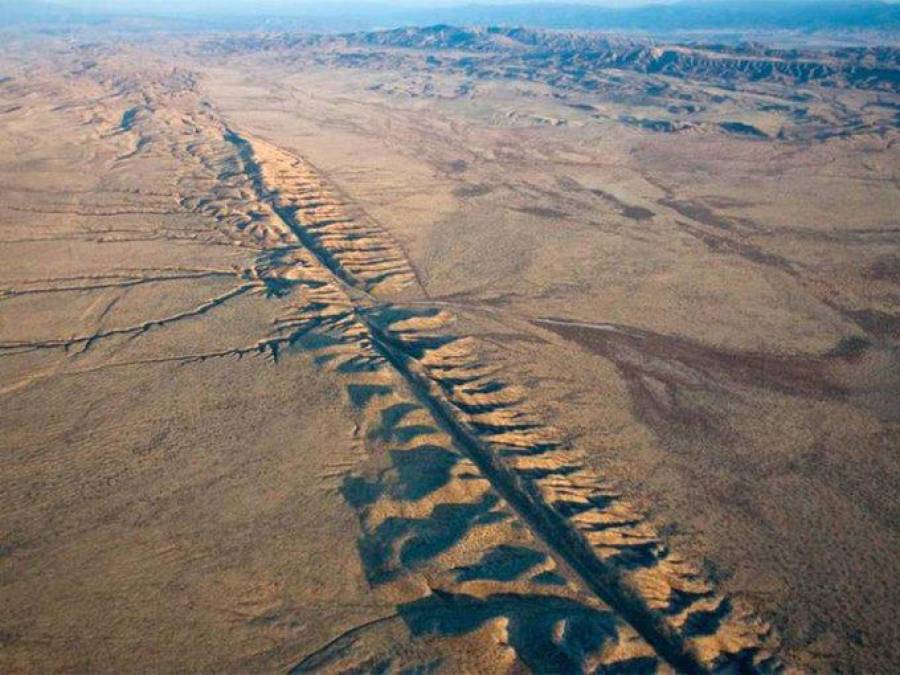 La corteza terrestre está fracturada en una serie de placas que se han movido lentamente sobre la superficie de la Tierra durante millones de años.