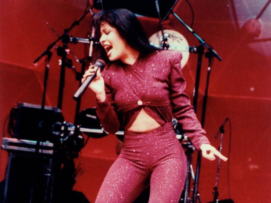 El talento y carisma de Selena Quintanilla la llevaron a ser una de las cantantes favoritas de los años 90, sin embargo, su asesinato dejó un gran vació en la música, y también cientos de recuerdos, los cuales siguen vigentes a través de su familia, que recuerda a la “Reina del Tex-Mex” con un gran amor a 28 años de su muerte