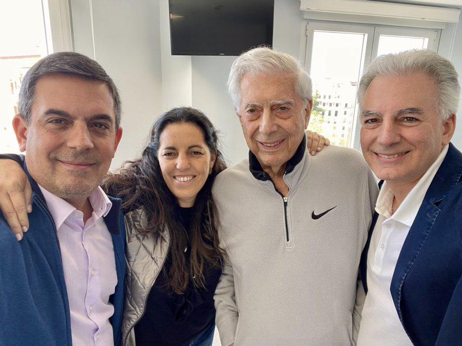 Mario Vargas Llosa recibe el alta hospitalaria tras superar la covid