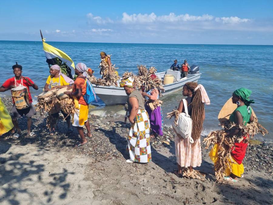 Miembros de la etnia garífuna recrearon este miércoles la llegada a costas hondureñas hace 226 años provenientes de la isla de San Vicente, en el mes de la herencia africana.