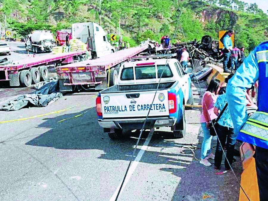 Personal del cuerpo de bomberos atendió la emergencia suscitada por el accidente.