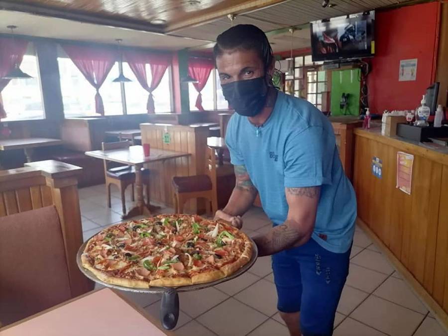 Cristy en la pizzería es la chef y también encargada del restaurante. “Siempre me ha gustado el trabajo, tener mis ingresos”, contó la esposa de Ramiro Bruschi, que es muy conocido en Tela.