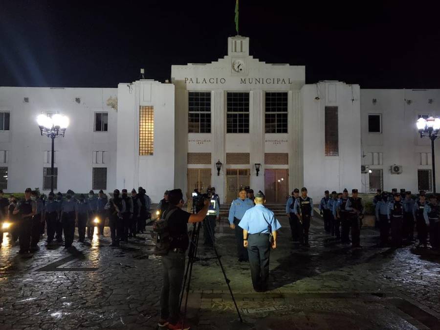 Más de 200 policías resguardan la municipalidad de San Pedro Sula luego de los acontecimientos de ayer.