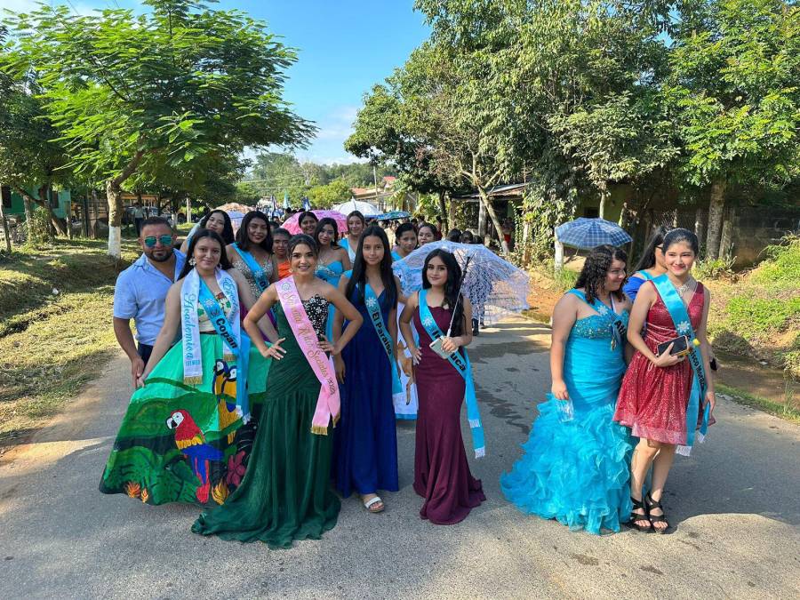 Con mucho civismo y amor a Honduras, La Oruga engalanó junto a otras damitas los cuadros de reinas del desfile de su colegio en Macuelizo, Santa Bárbara.