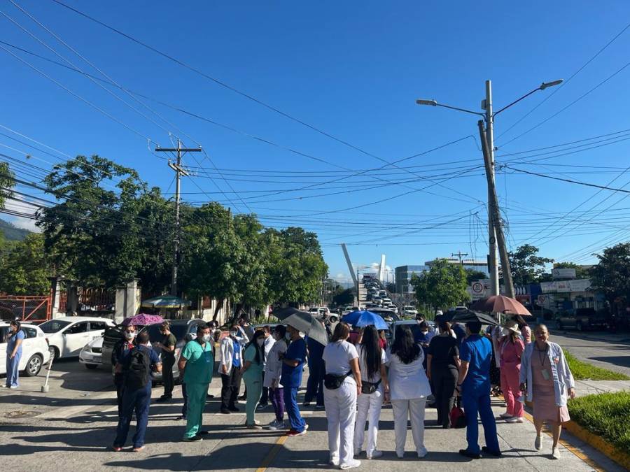 ¡Indignación! Médicos del Catarino Rivas protestan por falta de pago en San Pedro Sula (FOTOS)