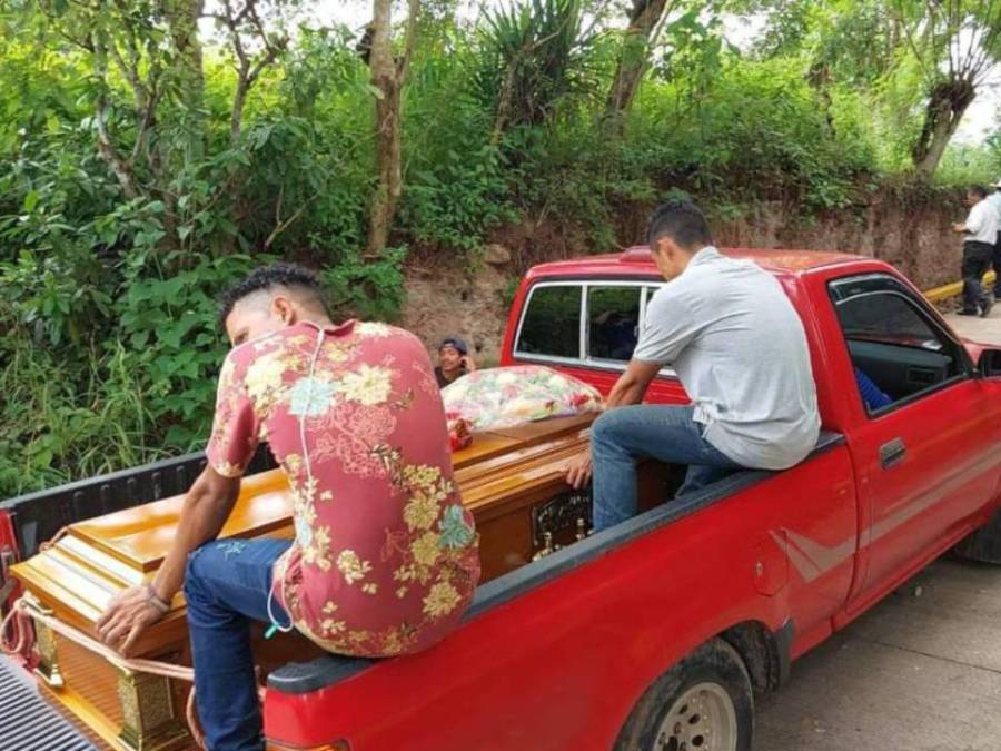 Los más cercanos acompañaron a las víctimas hasta su última morada.