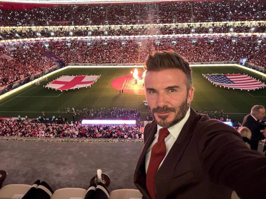 Beckham revela que, mientras toda su familia se encuentra durmiendo, él aprovecha para poner la casa en orden. Ni las velas ni las luces y mucho menos aún los vidrios se salvan de su rutina de limpieza de horas y horas.