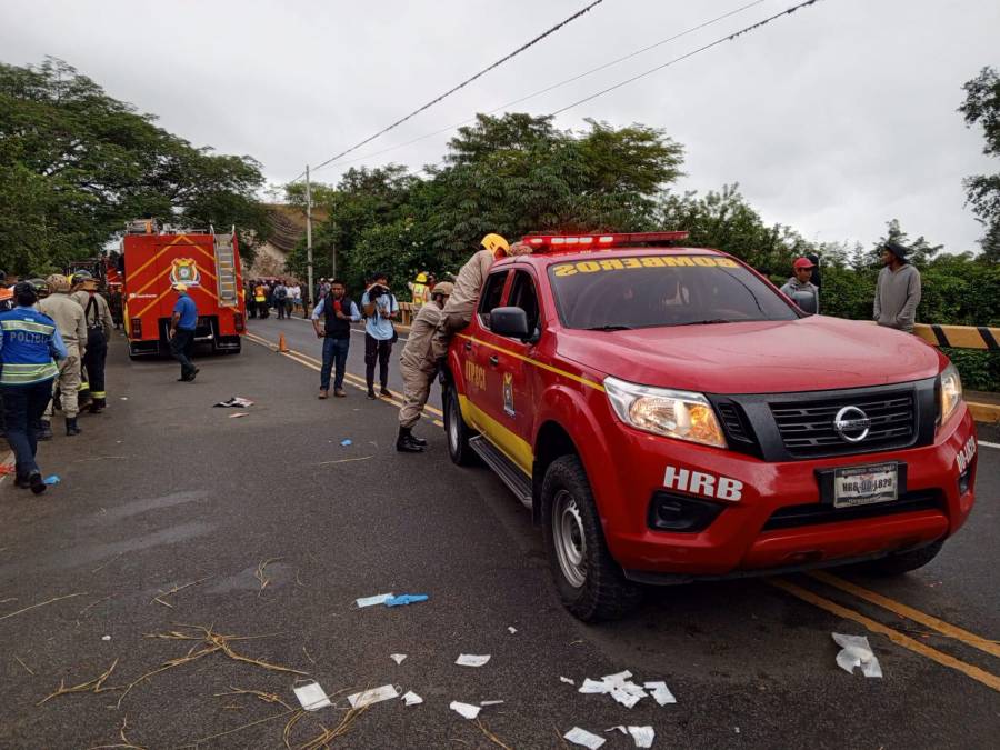 Más de 10 muertos y decenas de heridos fue la consecuencia del accidente de tránsito en el kilómetro 32 de la carretera a Olancho.
