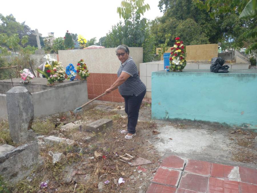 Esta hondureña, apoyada de un rastrillo, también se sumó a las labores de limpieza. 