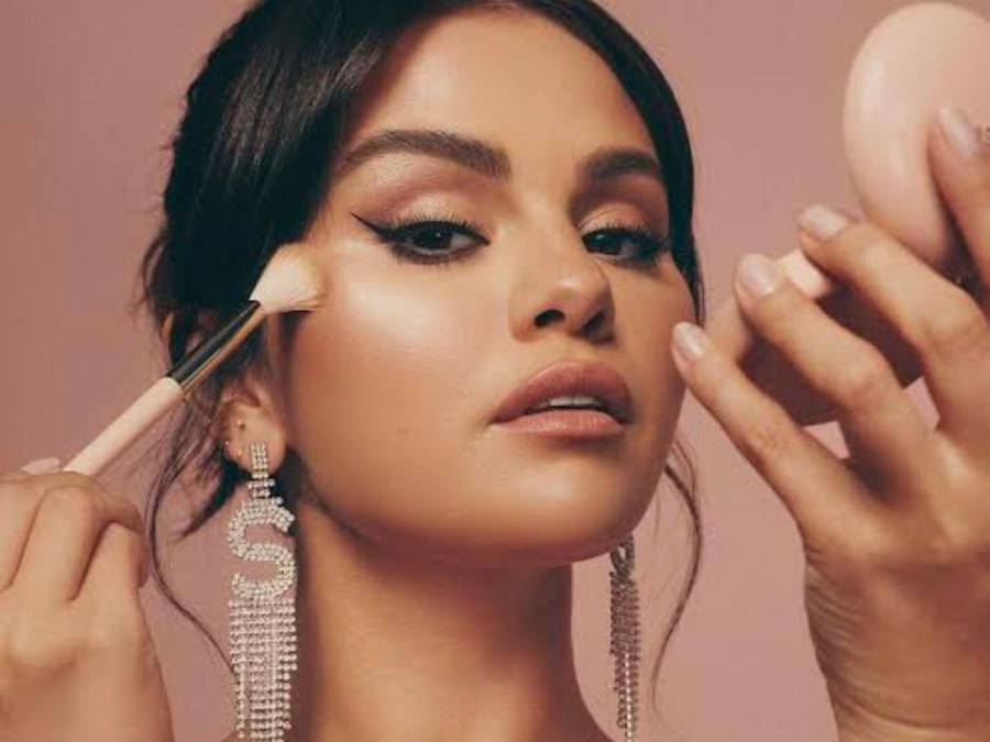 En otro video, Selena eliminó el filtro y el audio, imitando el video viral de Hadid, mientras se presentaba: “En su lugar, este soy yo. Accidentalmente laminé mis cejas demasiado... mi nombre es Selena Gomez. ¡Mira! Ni siquiera suena sexy.”