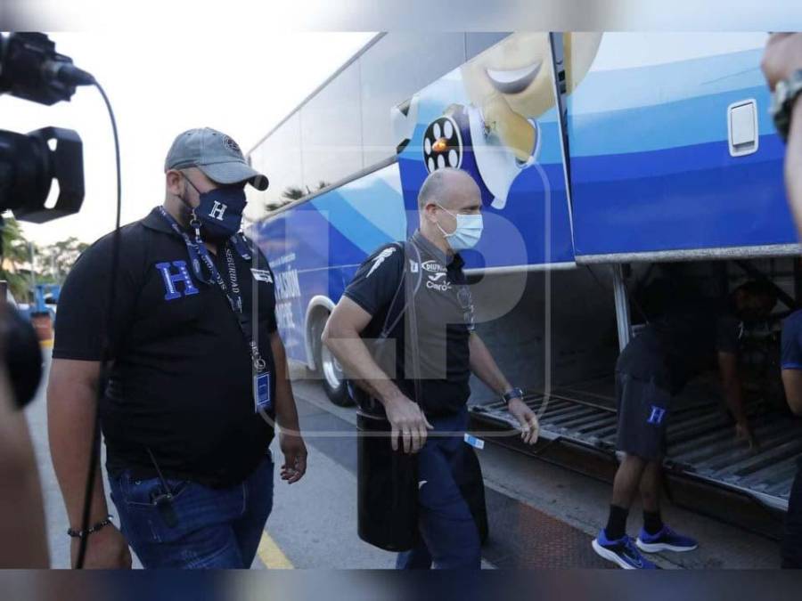 El entrenador de la selección de Honduras fue escoltado por dos miembros de la seguridad que lo acompañaron hasta que abordó el autobús.