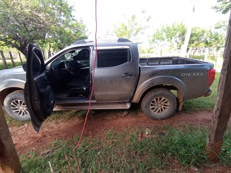 Otro de los vehículos encontrados en los alrededores de la vivienda allanada. 