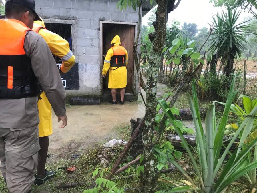 En Cuyamelito, Omoa, dos personas mayores fueron evacuadas de sus casas debido al riesgo de inundación, así lo confirmó Ricardo Alvarado, alcalde de la ciudad.
