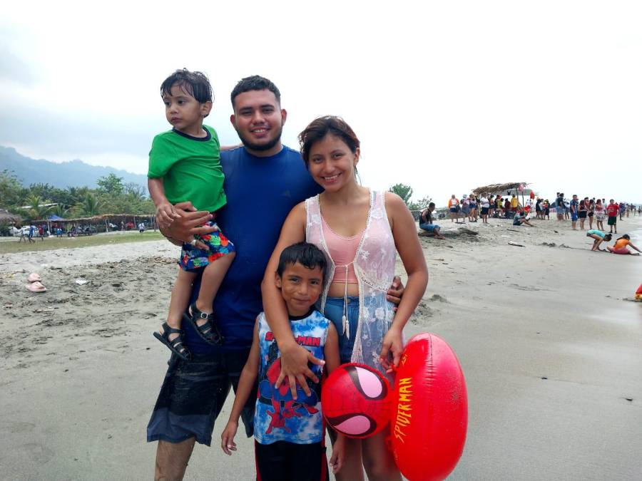 Familia enteras llegaron a disfrutar de las playas de Masca.