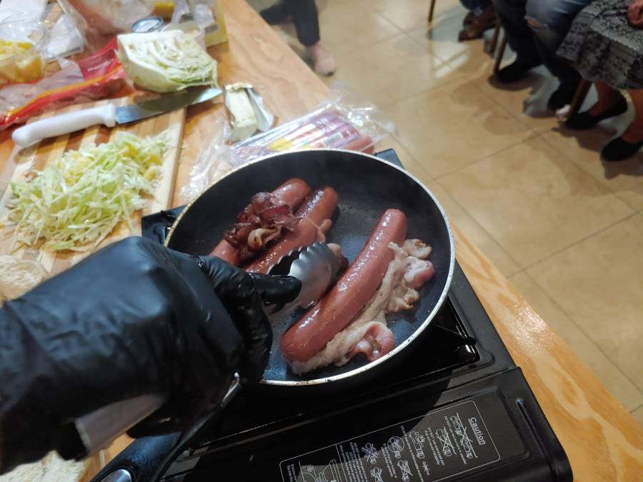 Cada uno de los participantes hizo tres Hot Dog, puesto que eran tres jueces los que debían probar el alimento. 