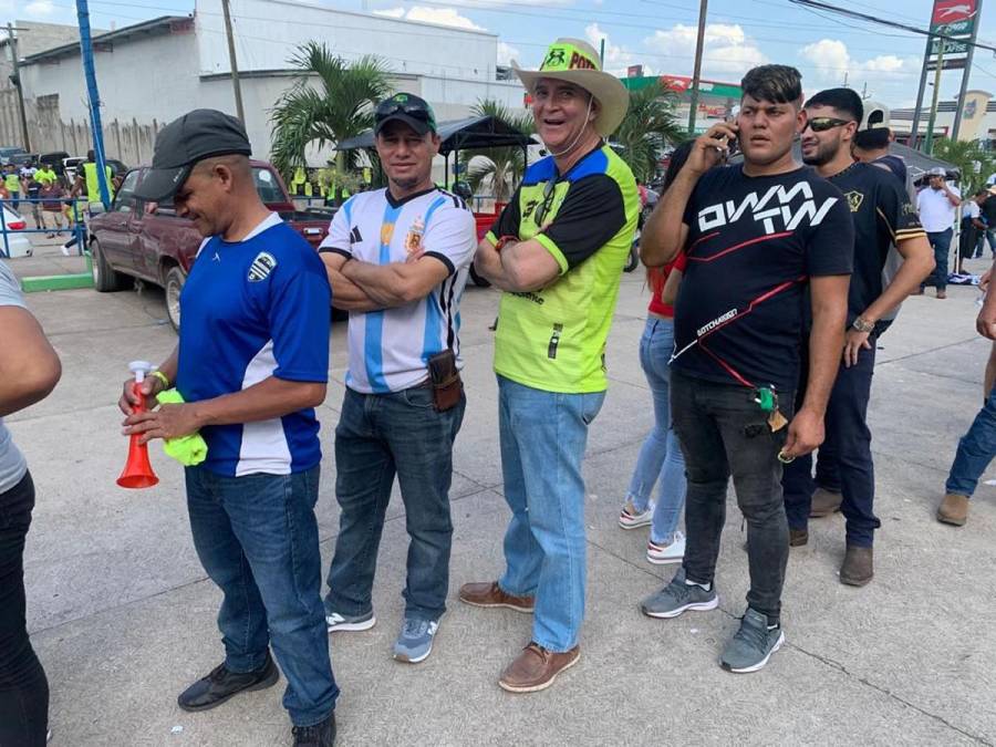 En medio de un gran ambiente se vivió la previa del partido en las afueras del estadio Juan Ramón Brevé Vargas de Juticalpa.