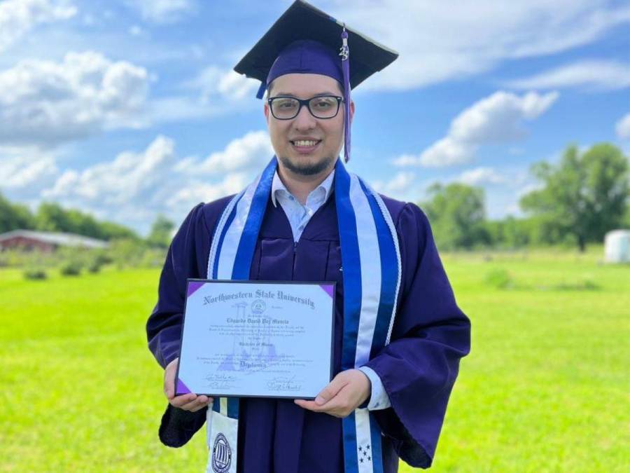 El pianista sampedrano, David Paz, continúa poniendo en alto el nombre de Honduras, al graduarse con honores de una conocida universidad de Estados Unidos.