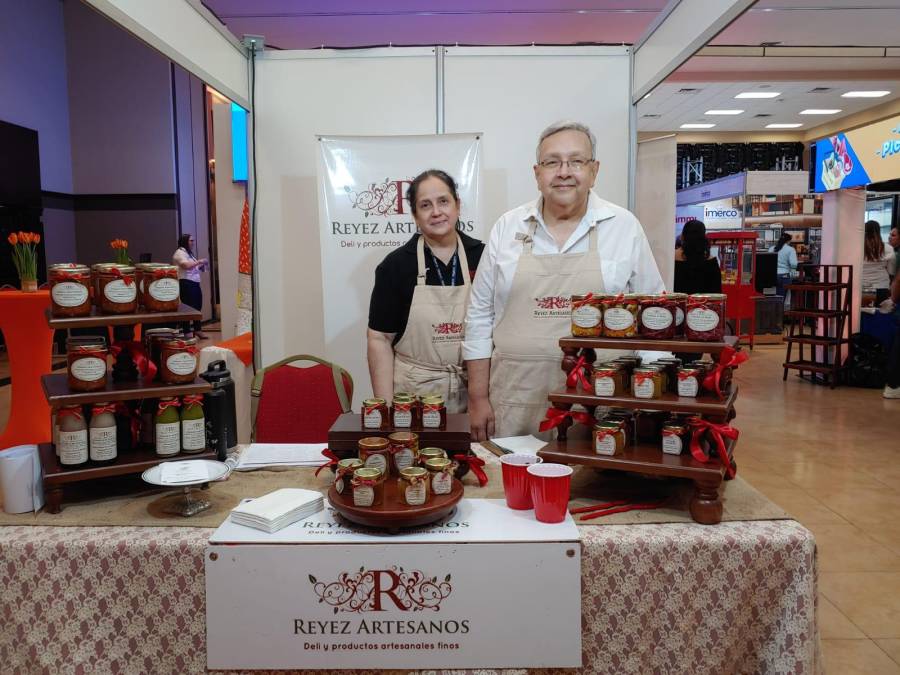 También dicen presente los expositores de Reyez Artesanos, una empresa que elabora productos artesanales Gourmet. 
