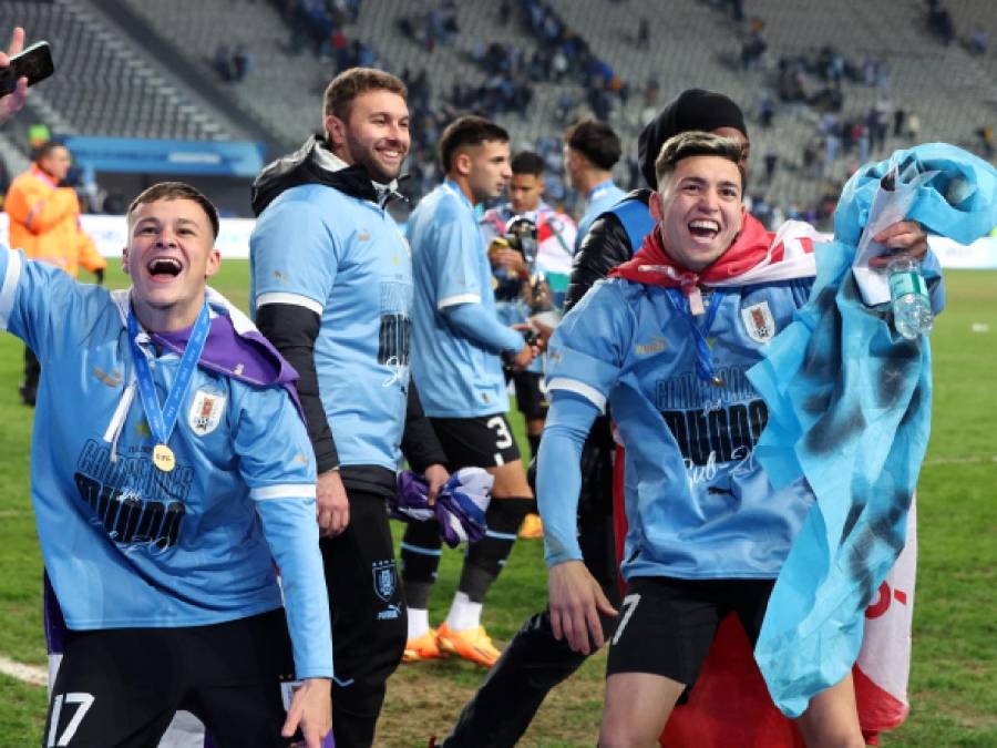 Euforia total por parte de los futbolistas uruguayos y no es para menos, consiguieron el primer título de la categoría para su país.