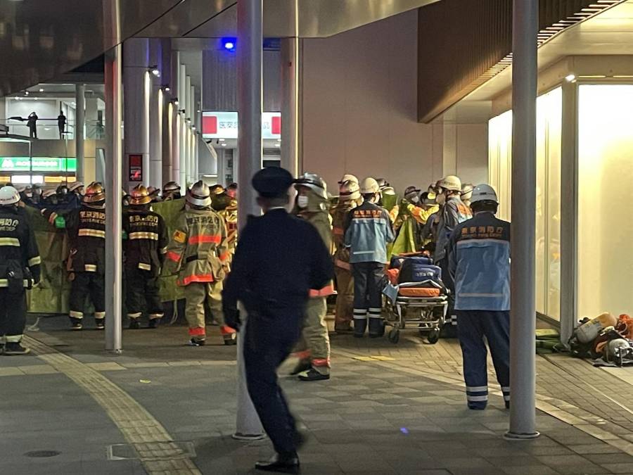 La compañía operadora activó el sistema de frenada de emergencia al tener constancia de lo que estaba sucediendo e hizo que el tren se detuviera en la citada estación, que inicialmente no formaba parte de esa línea, para permitir que los pasajeros pudieran evacuar.