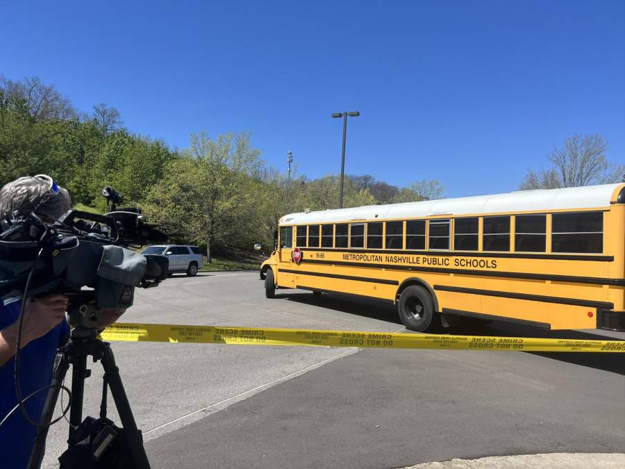 Una mujer mata a tres niños y tres adultos en tiroteo en escuela primaria de EEUU