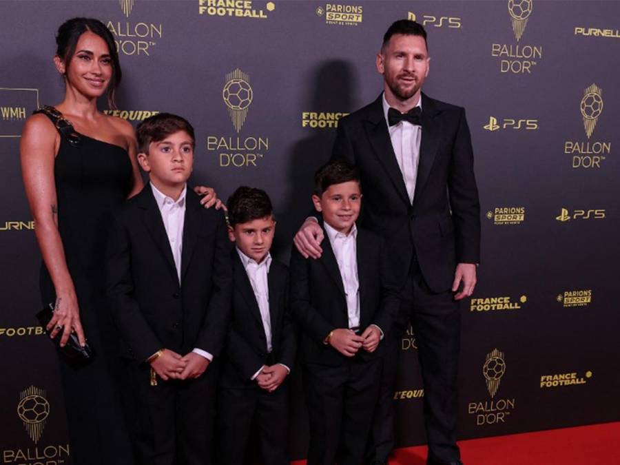 Lionel Messi junto a su familia en el momento que llegaron a la alfombrar roja. Antonela lució radiante. 