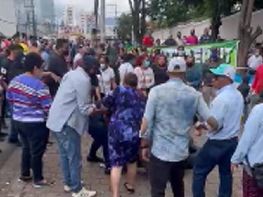 Los manifestantes piden al actual gobierno de Xiomara Castro que les paguen salarios atrasados y prestaciones.