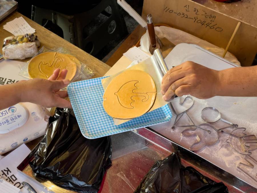 Las dalgonas se han convertido en una de las recetas más populares en TikTok. Antes de ser conocidas en el mundo entero gracias a los Juegos del Calamar, estos dulces se podían comprar en cualquier puesto callejero de Seúl a un costo de 2.000 wones (1,70 dólares, 1,4 euros).