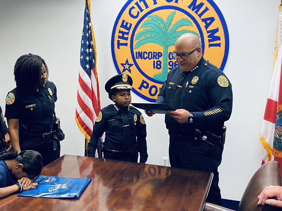 Un niño con un tumor cerebral cumple en Miami su deseo de ser policía
