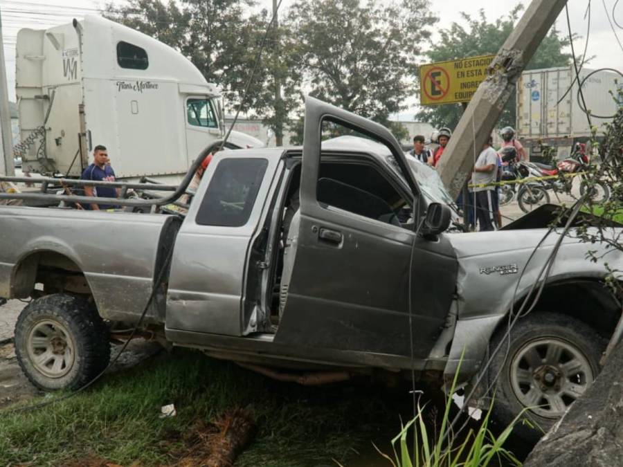 Un conductor perdió el control de su vehículo e impactó contra un poste del tendido eléctrico y una ladera este jueves. 