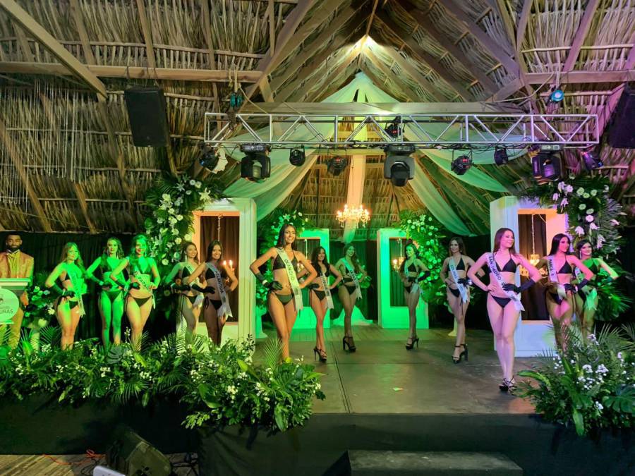 Las 16 participantes del certamen Miss Honduras Mundo desbordaron belleza y sensualidad al modelar en traje de baño. Las beldades aspiran a llevarse la corona del concurso de belleza que se celebra en el hotel Palma Real de La Ceiba.