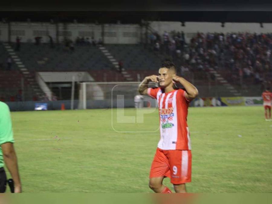 El argentino Lucas Lezcano fue el héroe del Vida y celebró su tanto ante Olimpia tal y como lo hace el neerlandés Memphis Depay del Barcelona.