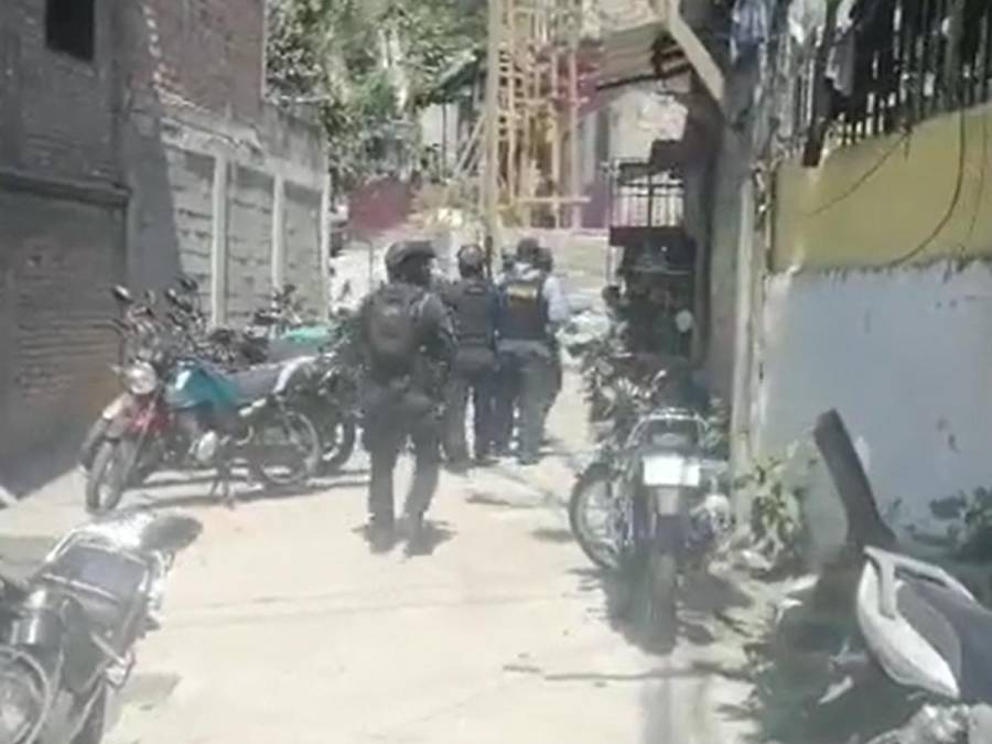 Agentes de la Policía Nacional llevan a cabo fuertes operativos para dar con el paradero de los responsables de la masacre ocurrida el pasado sábado 4 de marzo en Comayagüela.