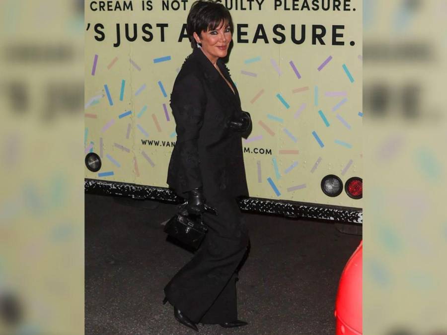 Kris Jenner, optó por un look más conservador, un pantalón negro adornado con flores de encaje.