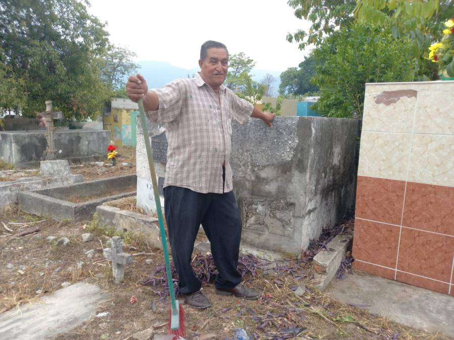 Unos llevaron escobas, machetes y otras herramientas para limpiar las tumbas de sus seres queridos. 