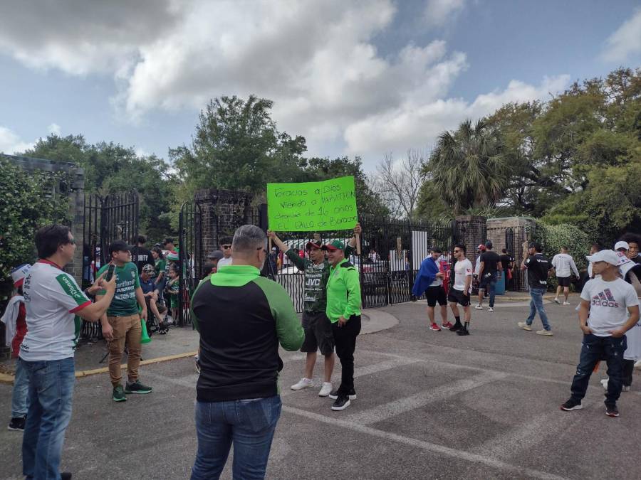 Orinson Amaya, presidente del Marathón, se hizo presente al estadio y se tomó fotografías con los aficionados del club verde.
