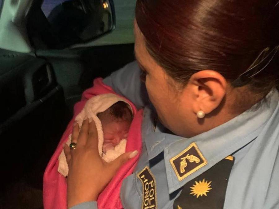 Policías rescataron a bebé abandonada en solar baldío