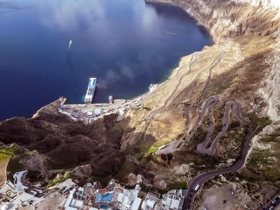 Miles de personas huyen de Santorini ante el temor de un gran terremoto